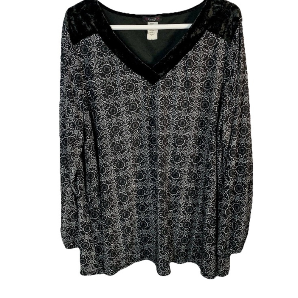Cocomo Woman Tunic Top Plus 3X Black & White‎ Velvet Trim Geometric Flowy V-Neck